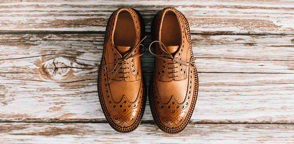 une paire de chaussure brogues marron sur du bois