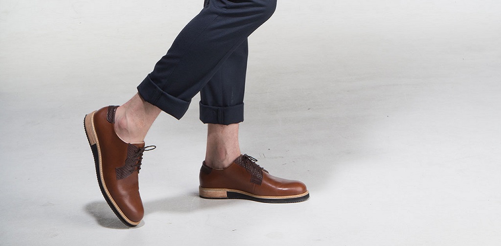 chaussures derbies homme marron avec un chino