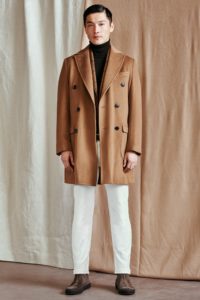 look jeans blanc manteau camel homme