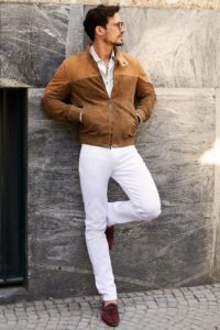 look jeans blanc veste cuir homme