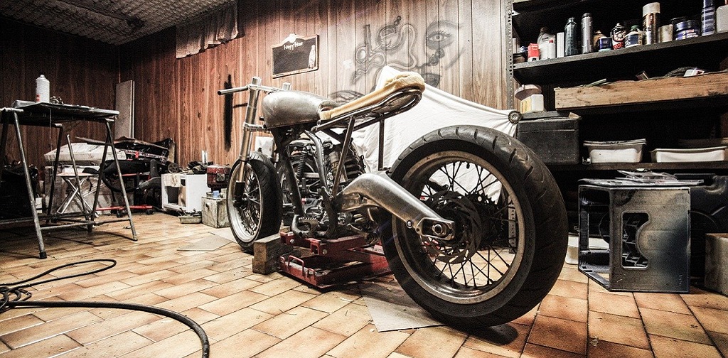 moto dans un atelier