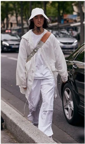 homme portant un look blanc avec un bob blanc