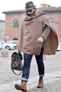 homme portant une cape à motifs