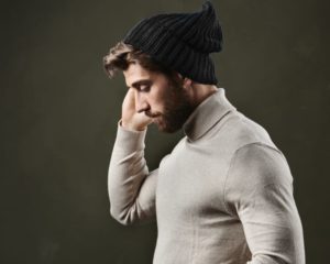 homme portant un col roulé et un bonnet