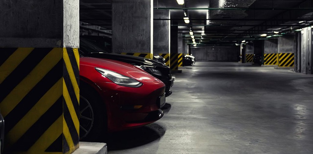 parking souterrain avec une voiture rouge