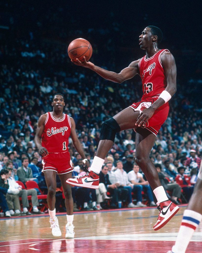 Michael Jordan portant une paire de Air Jordan 1 modèle Chicago