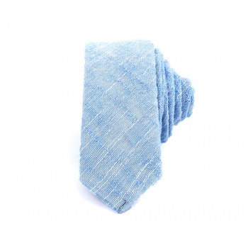 Cravate en lin bleu clair reconnaissable à sa texture