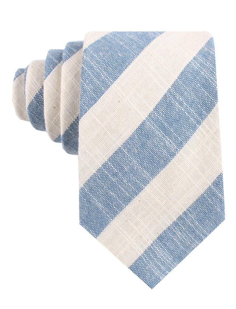 Cravate en lin sur fond blanc, rayée bleue et blanche, de motif club