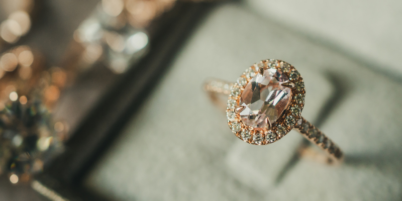 zoom sur une bague de fiançailles en or blanc et diamants avec un style vintage