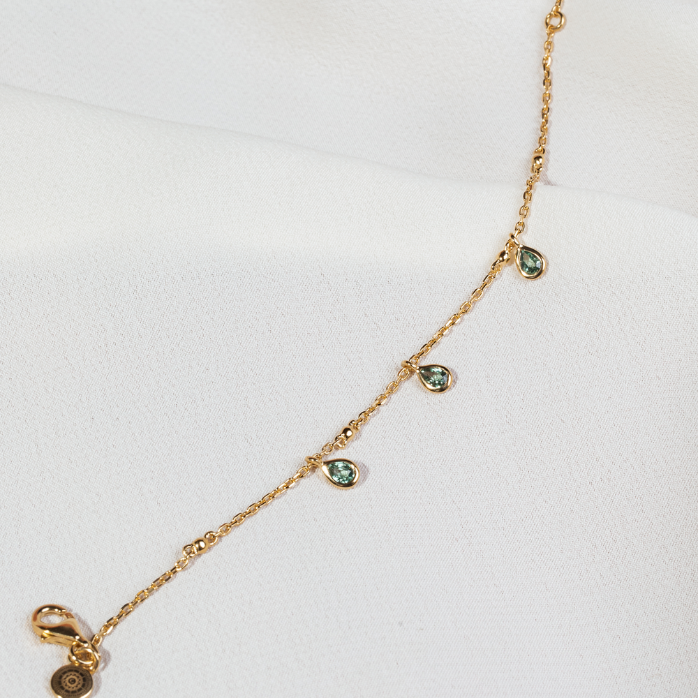 Bracelet Rosée de la maison joaillière Calabrune, composée de trois saphirs verts montés sur une chaine en vermeil.