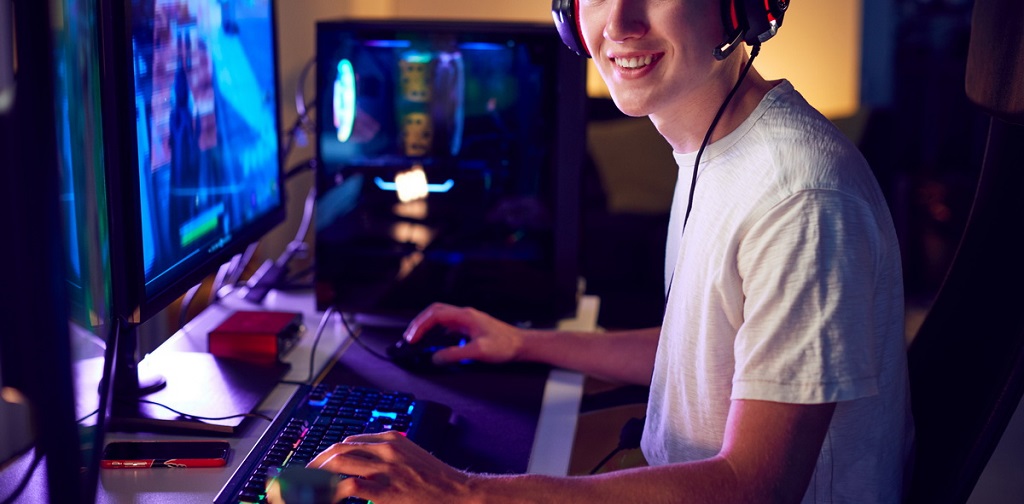 joueur homme "gamer" devant son ordinateur 