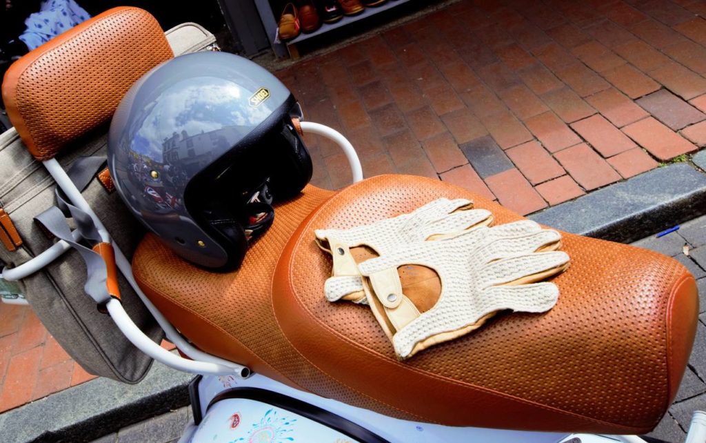 un casque et une paire de gants de moto posés sur une moto