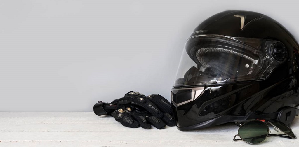 nature morte d'un casque et de gants de moto noirs