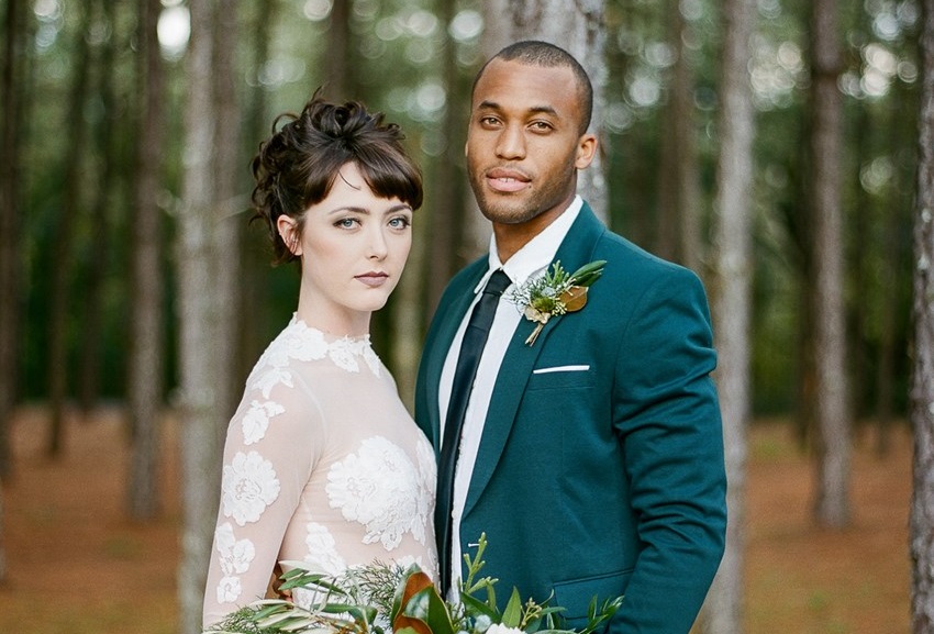 couple de mariés dans en costume vert et robe blanche